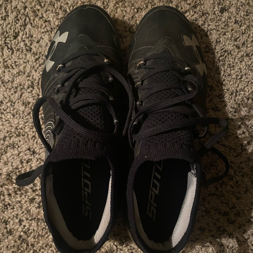 Mens black and silver Under armor football cleats.
